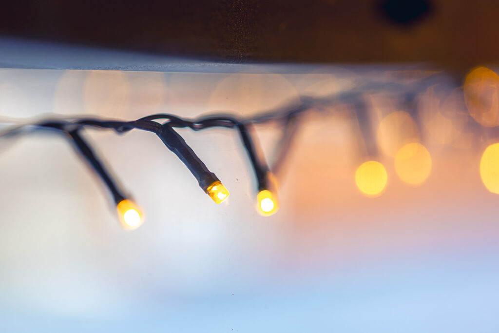 Inštalácia reťaze na terasu vytvorenou LED žiarovkami nemusí byť rutina, ale aj príjemná zábava